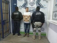 Detiene Policía de Apizaco a 2 hombres por delitos contra la salud y faltas administrativas