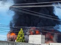 Se incendia fábrica de plásticos en Santa Úrsula Zimatepec