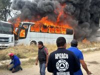 Incendio en hojalatería de Apizaco deja 5 vehículos afectados