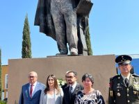 Autoridades de los tres poderes de gobierno conmemoran el natalicio de Benito Juárez