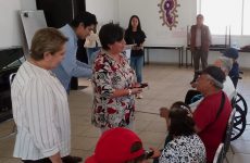 Entrega presidenta municipal de Tlaxcala lentes a personas vulnerables