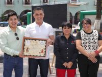 Reconoce asociación “Jardín del Arte” al presidente ASG por devolverles espacio en Plaza de la Constitución