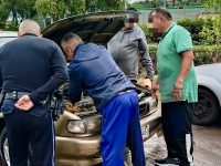 Seguridad pública de la capital atiende a conductor de vehículo varado por inundación en Chimalpa