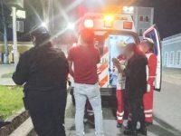 Atienden policía capitalina y Cruz Roja a persona agredida en la Plaza de la Constitución