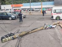 Atienden elementos policiales y de protección civil caída de postes en inmediaciones del estadio Tlahuicole