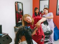 Ofrecen cortes de cabello gratuitos en el IMM de la capital como parte de capacitación para mujeres