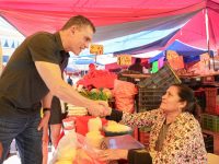 El alcalde ASG recorre mercado de La Loma y escucha de primera mano a comerciantes y vecinos