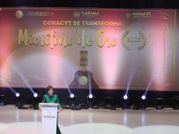 Gobernadora entrega por primera vez en Tlaxcala  el Micrófono de Oro