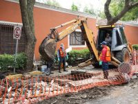 Como acción preventiva la CAPAM desazolva canal subterráneo en la calle Del Vecino