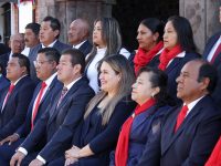 Blanca Angulo encabeza honores a la bandera en Plaza de la Constitución
