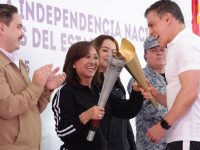 Entrega gobernadora fuego simbólico de Independencia a los 60 municipios