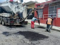 Gobierno municipal de Tlaxcala atiende vialidades en la Loma Xicohténcatl con labores de bacheo