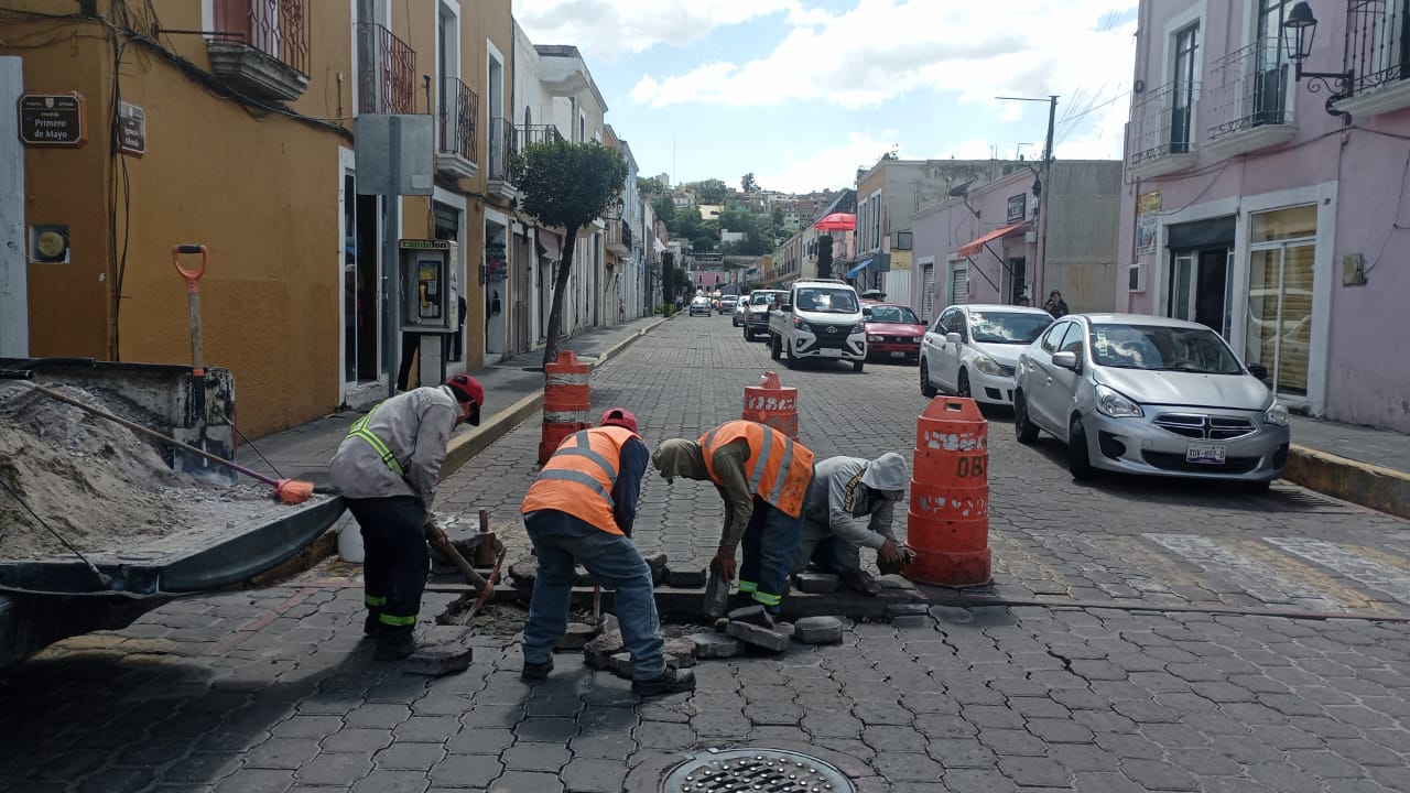 Gobierno municipal de Tlaxcala atiende vialidades con trabajos de renivelación de adoquines