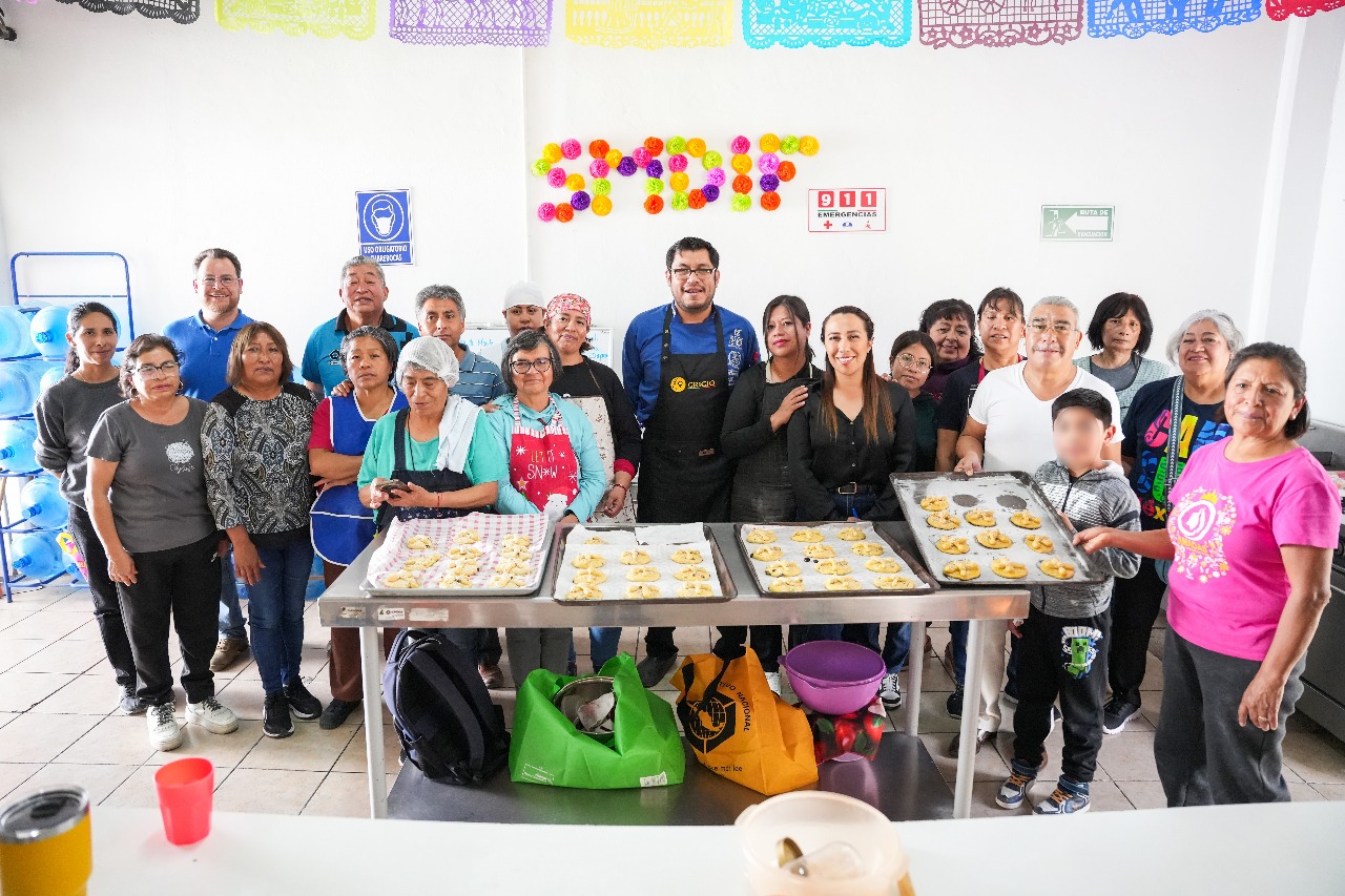 Familias de la capital aprenden y disfrutan del curso de pan de muerto del SMDIF Tlaxcala